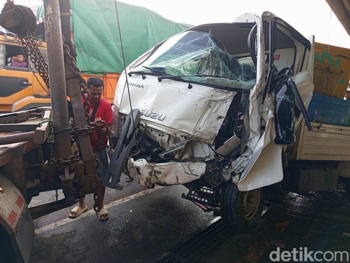 Mobil pikap membawa udang yang mengalami kecelakaan tunggal di Jalan Pemuda Muntilan atau kawasan tape ketan Magelang, Kamis (27/3/2025).