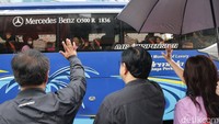 Direktur Transmedia Warnedy melepas peserta Mudik Asyik Transmedia di halaman Gedung Trans Media, Jalan Kapten Tendean, Jakarta, Kamis (27/3/2025).