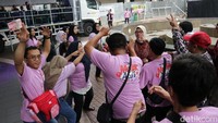 Peserta mudik senang mendapat hadiah uang.