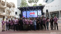 Direktur Transmedia Warnedy berfoto dengan para peserta mudik gratis.