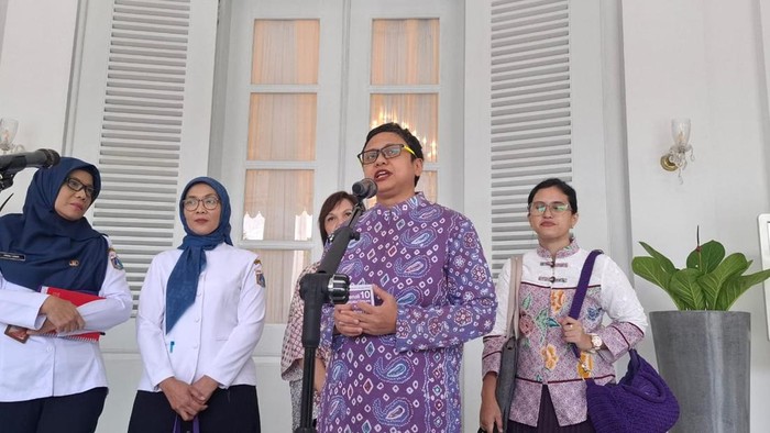 Ketua Yayasan Alzheimer Indonesia (Alzi), Dy Suharya,seusai bertemu dengan Gubernur Jakarta Pramono Anung di Balai Kota Jakarta,