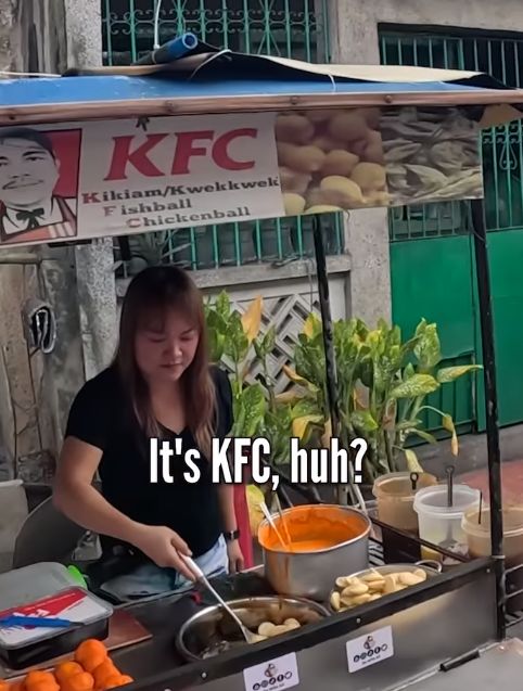 Kocak! Ada 'KFC' Gerobakan yang Menarik Perhatian Turis