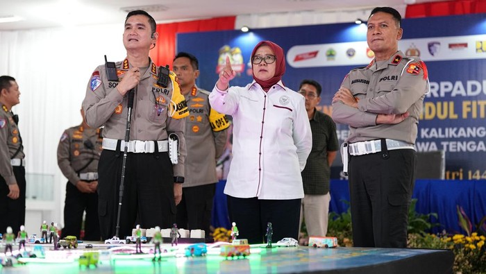 Komisioner Kompolnas Ida Oetari Poernamasari, saat mengecek Posko Terpadu Gerbang Tol (GT) Kalikangkung, Kamis (27/3/2025).