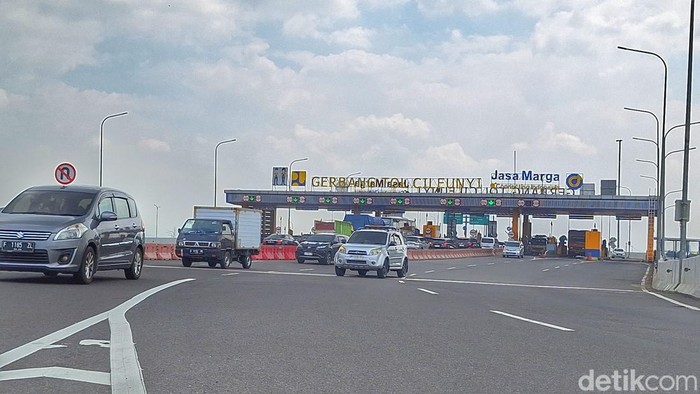 Kondisi arus lalin di di Exit Tol Cileunyi, Kabupaten Bandung, Kamis (27/3/2025).