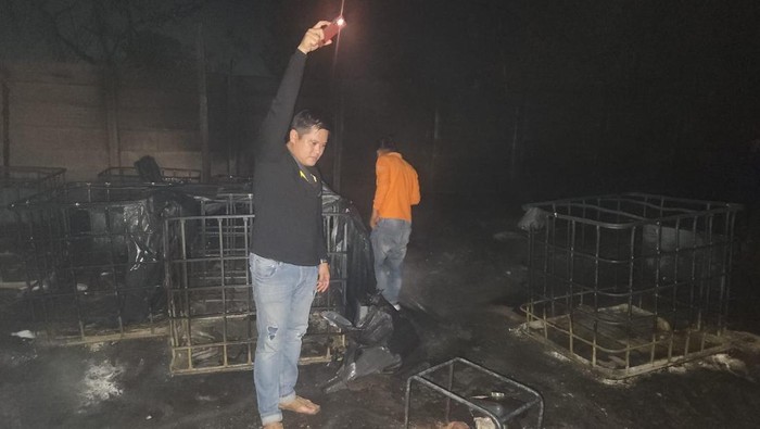 Kondisi gudang minyak ilegal di Muaro Jambi pasca mengalami kebakaran