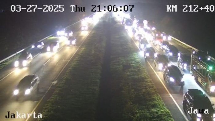 Kondisi lalin di Km 212 Tol Kanci per pukul 21.06 WIB, 27 Maret 2025 (tangkapan layar CCTV di aplikasi Travoy)