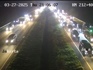 Arus Mudik Lebaran, Lalin Padat di Km 212-216 Tol Kanci Malam Ini