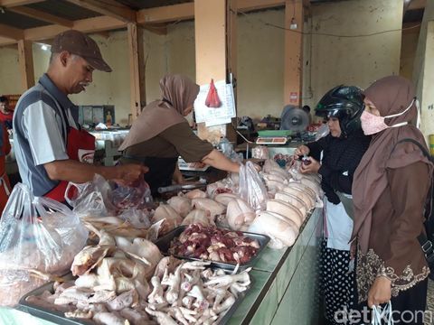 Aktivitas warga yang membeli daging ayam maupun sapi di Pasar Boyolali, Kamis (27/3/2025).