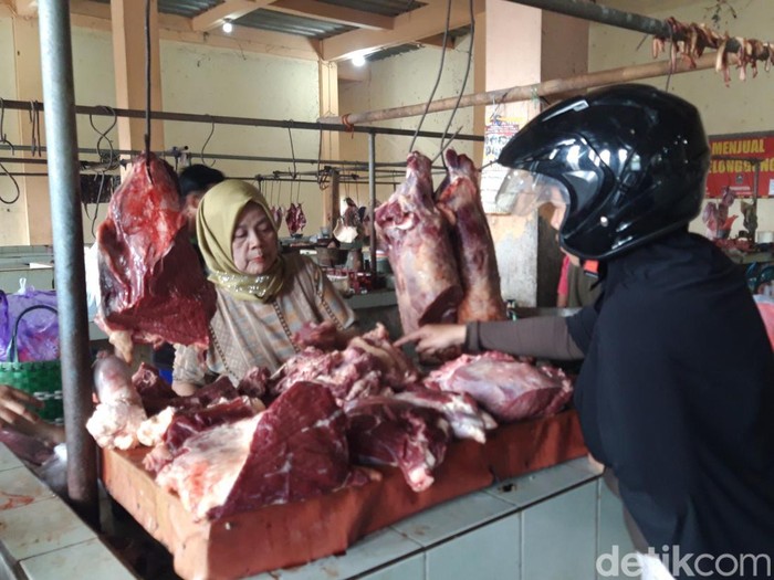Aktivitas warga yang membeli daging ayam maupun sapi di Pasar Boyolali, Kamis (27/3/2025).
