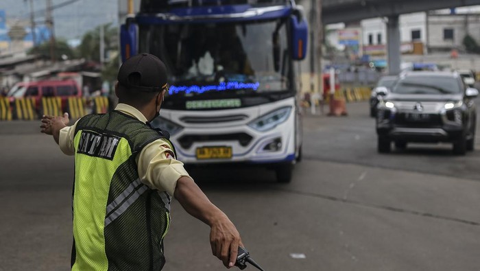 Sejumlah kendaraan melintas di dekat papan penunjuk jalan menuju Pelabuhan Merak di Kota Cilegon, Banten, Kamis (27/3/2025). PT ASDP Ferry Indonesia Cabang Utama Merak menyebut Pelabuhan Merak saat ini dikhususkan untuk kendaraan pribadi dan bus, sementara untuk truk dialihkan ke Pelabuhan Bandar Bakau Jaya serta kendaraan roda dua dialihkan ke Pelabuhan Ciwandan untuk mengatasi kepadatan kendaraan selama mudik Lebaran. ANTARA FOTO/Angga Budhiyanto/nz