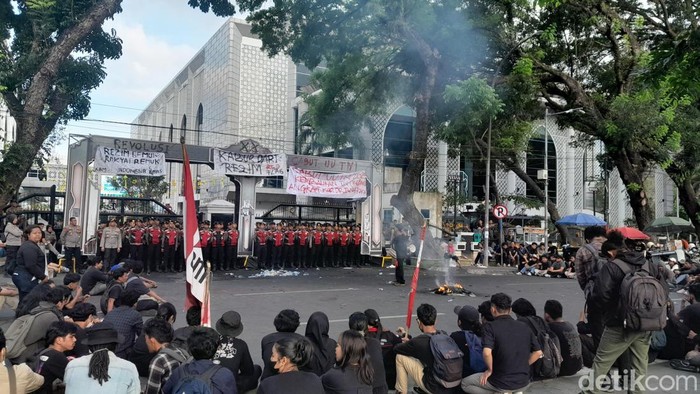 Massa aksi di depan Kantor DPRD Sumut menuntut UU TNI yang baru disahkan dicabut. (Nizar Aldi/detikSumut)