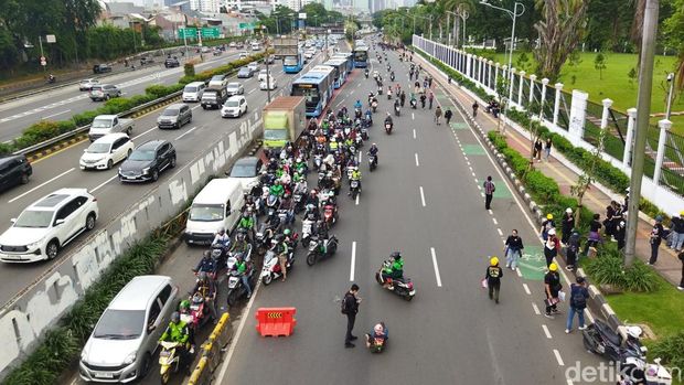 Massa aksi tolak pengesahan Revisi UU TNI semakin bertambah. Akses Jalan Gatot Subroto depan gedung DPR RI pun tidak dapat dilintasi kendaraan. Foto: Fadil/detikcom.