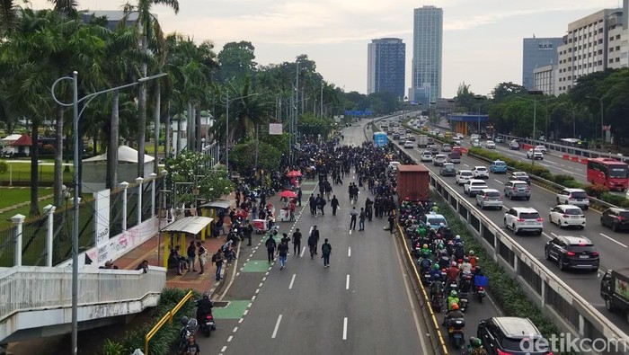 Massa aksi tolak pengesahan Revisi UU TNI semakin bertambah. Akses Jalan Gatot Subroto depan gedung DPR RI pun tidak dapat dilintasi kendaraan. Foto: Fadil/detikcom.
