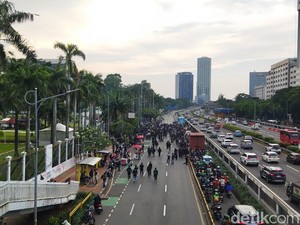 Massa Aksi Tolak RUU TNI Bertambah, Jl Gatsu Depan DPR Tak Bisa Dilintasi