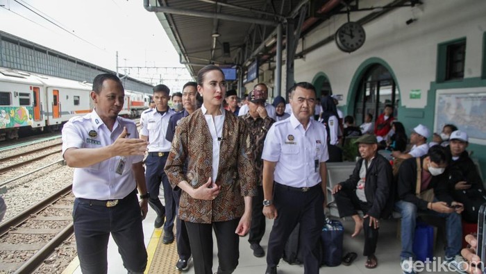Menteri Pariwisata Widiyanti Putri meninjau persiapan mudik di Stasiun Senen, Jakarta