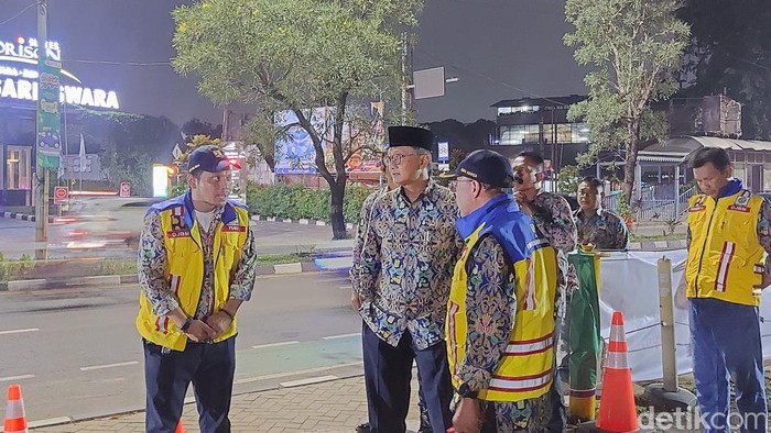 Menteri PU Dody Hanggodo cek posko mudik di Bekasi, temukan jalan mulai retak