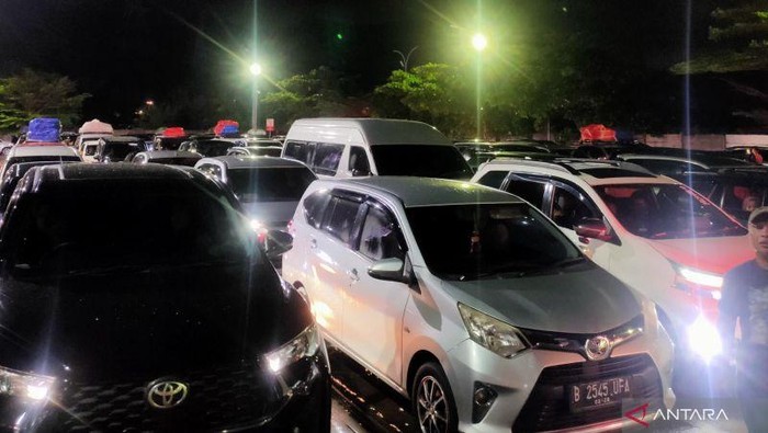 Mobil para pemudik yang hendak menyeberang ke Pelabuhan Bakauheni, Lampung mulai memadati lokasi kantong-kantong parkir di Pelabuhan Merak, Banten pada Kamis (27/3/2025) malam. ANTARA/Risky Syukur