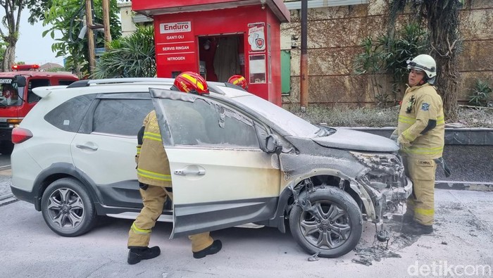 mobil terbakar di spbu kayoon