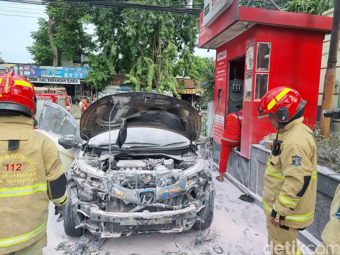 mobil terbakar di spbu kayoon