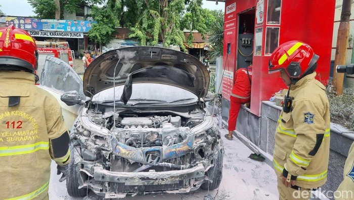 mobil terbakar di spbu kayoon