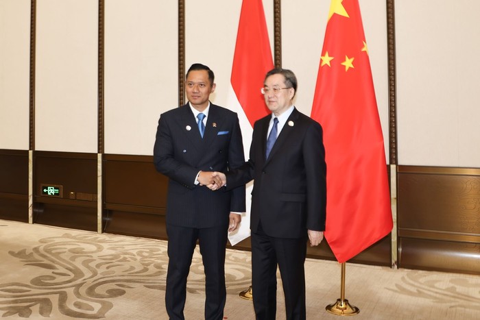 Momen AHY dalam pertemuan bilateral bersama Wakil Perdana Menteri RRT, Rabu (26/3/2025).