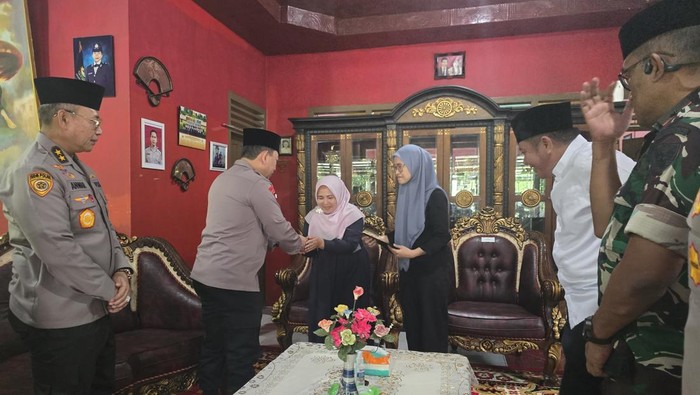 Momen Hangat Kapolri Kunjungi Keluarga AKP Anm Lusiyanto