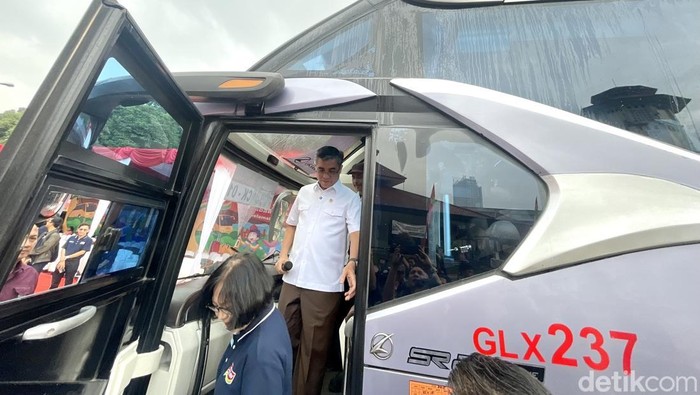 Menteri Ketenagakerjaan RI Prof. Yassierli didampingi Direktur PT Indofood CBP Sukses Makmur Tbk, Suzi Indriani, melepas ribuan peserta mudik bersama pelaku usaha Warmindo yang digelar di Halaman Islamic Center Bekasi, Kamis (27/3/2025).