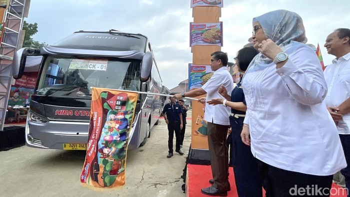 Momen Menaker Lepas Ribuan Pelaku Usaha Warmindo Berangkat Mudik Menteri Ketenagakerjaan RI Prof. Yassierli didampingi Direktur PT Indofood CBP Sukses Makmur Tbk, Suzi Indriani, melepas ribuan peserta mudik bersama pelaku usaha Warmindo yang digelar di Halaman Islamic Center Bekasi, Kamis (27/3/2025).