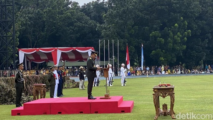 Momen Panglima TNI Jenderal Agus Subiyanto melantik 805 Perwira Prajurit Karier tahun anggaran 2025 di Mabes TNI, Cilangkap, Jakarta Timur. Foto: Devi/detikcom. Momen Panglima TNI Jenderal Agus Subiyanto melantik 805 Perwira Prajurit Karier tahun anggaran 2025 di Mabes TNI, Cilangkap, Jakarta Timur. Foto: Devi/detikcom.