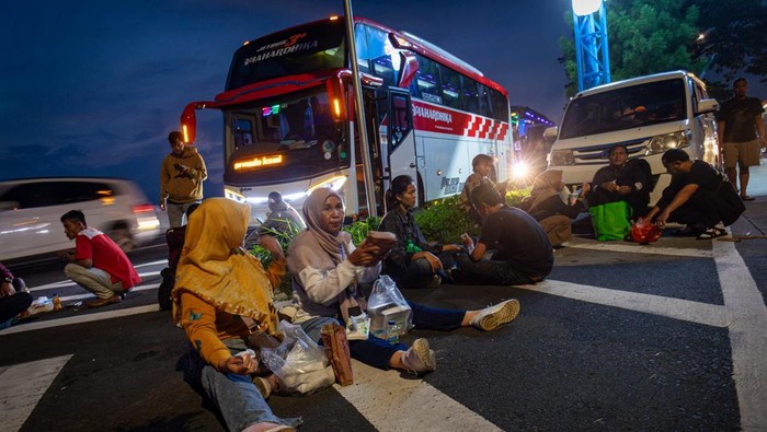 Momen Pemudik Buka Puasa Sambil Lesehan di Rest Area Trans Jawa Sejumlah pemudik buka puasa bersama di sekitar rest area KM 429A Ungaran, Tol Semarang-Solo, Kamis (27/3). Mereka menyantap menu buka puasa sambil lesehan.