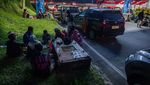 Momen Pemudik Buka Puasa Sambil Lesehan di Rest Area Trans Jawa