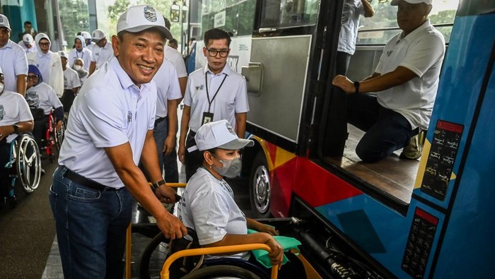Mudik Gratis BSI, Siapkan Sarana Khusus Pemudik Disabilitas Peserta mudik penyandang disabilitas bersiap untuk menaiki bus saat pelepasan Mudik Bersama BUMN dan BSI 2025 di Jakarta, Kamis (27/3/2025). PT Bank Syariah Indonesia Tbk (BSI) memberangkatkan 1.019 pemudik dengan menggunakan 18 armada bus, 280 kursi kereta api, 9 kursi pesawat dan 3 bus khusus untuk para penyandang disabilitas. ANTARA FOTO/Rivan Awal Lingga/foc.