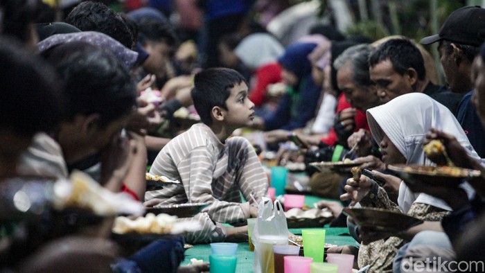 Ada banyak cara dilakukan untuk meraih ladang pahala di bulan Ramadan, seperti berbagi makanan berbuka puasa gratis. Tradisi ini sudah berjalan 9 tahun di perumahan Tangerang.