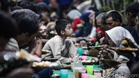 Bulan Ramadan merupakan bulan suci yang penuh berkah. Sebab di bulan ini Allah memberikan berlipat pahala bagi orang yang mengerjakan kebaikan. Untuk mendapatkan pahala yang Allah janjikan, salah satu yang bisa dikerjakan adalah memberi makan orang yang berbuka puasa.  