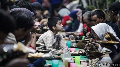 Muliakan Ramadan, Berbagi Ratusan Takjil Gratis Ala Warga Tangerang