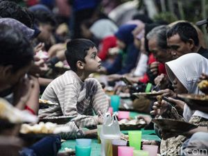 Muliakan Ramadan, Berbagi Ratusan Takjil Gratis Ala Warga Tangerang