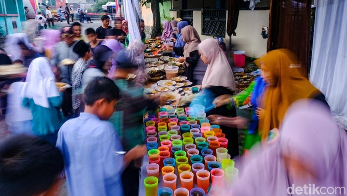 Ada banyak cara dilakukan untuk meraih ladang pahala di bulan Ramadan, seperti berbagi makanan berbuka puasa gratis. Tradisi ini sudah berjalan 9 tahun di perumahan Tangerang.