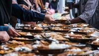 Ada sekitar 700-800 hidangan buka puasa gratis yang disediakan. Setiap sorenya, warga luar perumahan GMP 2 yang sebagian besar pengguna sepeda motor menepikan kendaraannya untuk membatalkan puasa saat azan magrib berkumandang.  