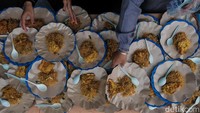 Sulastri, penggerak Kampung Ramadan, menjelaskan bahwa program ini dimulai sejak awal Ramadan dan akan berlangsung hingga hari ke-22, dengan menyiapkan 700-800 porsi takjil setiap harinya. Pada hari ke-10 Ramadan ini, mereka telah menyediakan berbagai pilihan menu takjil, termasuk gorengan, bihun, pecel, es sirup, teh hangat, serta makanan berat seperti nasi dengan semur daging sapi, semur ayam, dan sayur tahu dengan toge.  