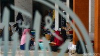 Hampir setiap penghuni perumahan dilibatkan aktif dalam kegiatan ini. Ada yang bertugas memasak, mendistribusikan makanan, mengajak warga untuk buka puasa gratis, sampai kegiatan bersih-bersih.  