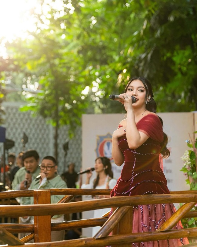 Naura mengungkapkan rasa bahagianya bisa jadi bagian dari momen perilisan film ‘Snow White’.  Foto: Instagram/@naura.ayu