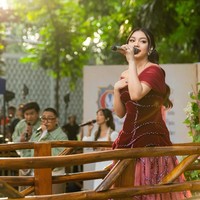 Naura mengungkapkan rasa bahagianya bisa jadi bagian dari momen perilisan film ‘Snow White’.  Foto: Instagram/@naura.ayu