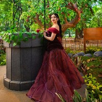 Penyanyi sekaligus aktris ini mengenakan gaun meraj marun dengan model off shoulder dari koleksi label busana Krinou. Foto: Instagram/@naura.ayu