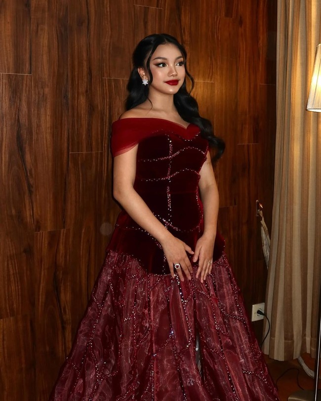 Wajah Naura Ayu dipulas makeup bergaya soft glam dengan polesan lipstik cherry red, hasil karya Leona Kim. Foto: Instagram/@naura.ayu