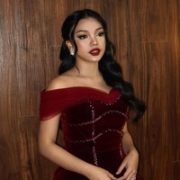 Rambut panjangnya ditata bergelombang dan dikuncir tengah, mempermanis fitur wajahnya yang ayu. Foto: Instagram/@naura.ayu