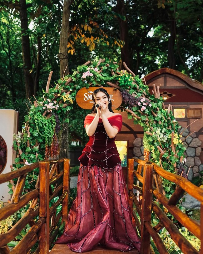 Naura Ayu cosplay menjadi Snow White dan menyanyi di instalasi bertemakan film garapan Disney tersebut.  Foto: Instagram/@naura.ayu