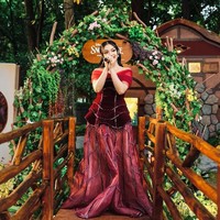 Naura Ayu cosplay menjadi Snow White dan menyanyi di instalasi bertemakan film garapan Disney tersebut.  Foto: Instagram/@naura.ayu