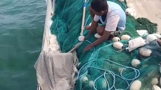 Nelayan saat mengevakuasi jasad Ray Fernandes di Pantai Oebubun, Desa Oepuah, Kecamatan Biboki Moenleu, Kabupaten TTU, NTT. (Istimewa).