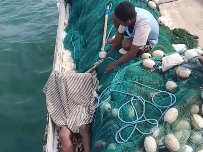 Nelayan saat mengevakuasi jasad Ray Fernandes di Pantai Oebubun, Desa Oepuah, Kecamatan Biboki Moenleu, Kabupaten TTU, NTT. (Istimewa).