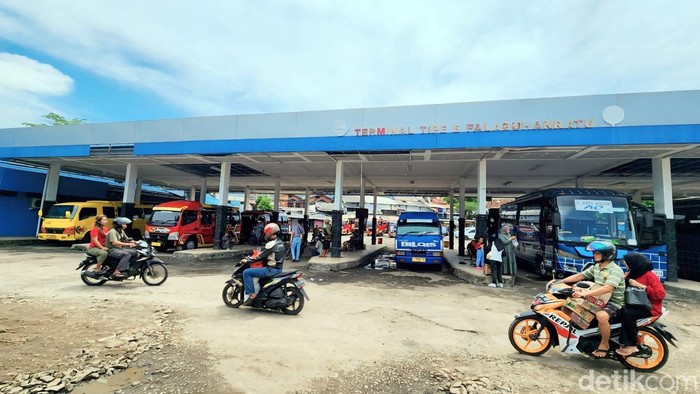 Ojek pangkalan di terminal Sukabumi.